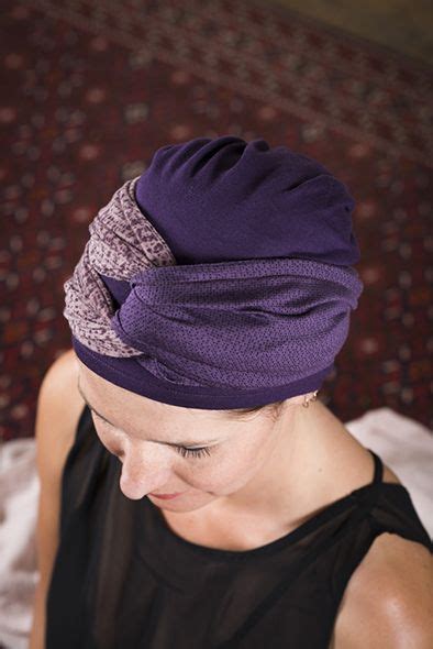 Nouer foulard foulard cheveux coiffure avec foulard chignon tresse soin cheveux coiffures bandana idées de coiffures foulard chimio tuto foulard how to wrap a scarf around your head while sleeping whether you wish to preserve a beauty shop creation, keep your hair off of your body or simply want to protect your hair, wrapping your hair in a. Donner du volume à son bandeau chimio | Turban chimio, Tutoriel pour turban et Bandeaux foulard