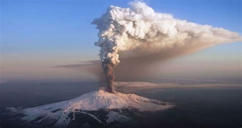 In 1865 the volcanic summit was about 170 feet (52 meters) higher than it was in the early 21st century. Vulcanul Etna a erupt din nou. Autoritățile din Italia ...