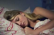 teens jugendliche towards sleeping heysigmund nachts schlafend bett tired