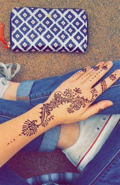 But if you're not quite ready to take the the most common places for mehndi patterns are the hands and feet. Pinterest // macadoodle78 | Hand henna, Henna hand tattoo ...