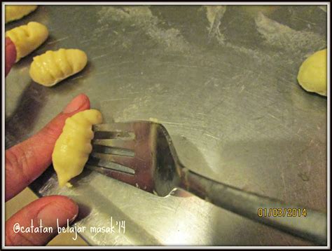 Sakit punggung sebelah kanan atas bisa disebabkan oleh banyak hal. Gnocchi dengan saus Gorgonzola | Catatan Belajar Masak