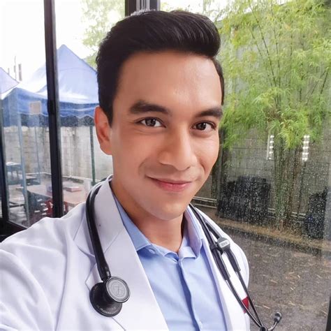 Rakan karib dr.say shazril bongkarkan kisah zaman sekolah beliau mp3 duration 19:24 size 44.40 mb / cooshion studio 3. 10 Potret Dokter Shazril, Host Dr OZ Malaysia yang Gagah ...