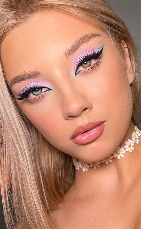 35 Cool Makeup Looks That'll Blow Your Mind : Lilac and Green Graphic Lines