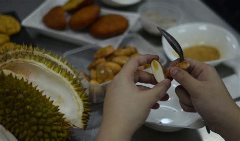 Donat adalah salah satu panganan atau camilan yang mempunyai bentuk unik seperti cincin, yakni bulat dengan coakan lubang donat sangat umum di nikmati dengan tambahan beragam jenis toping, seperti gula halus, coklat, kacang,chco chip, meises, selai,jelly,krim,dll. Mahasiswa Ottimmo Kreasikan Biji dan Kulit Durian Sebagai ...