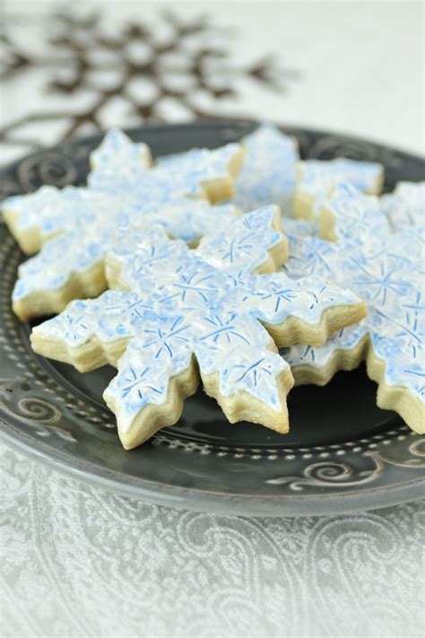 Decorate with frosting and mini m&m's or mini chocolate chips. Icy Snowflake Cookies | Haniela's | Recipes, Cookie & Cake ...