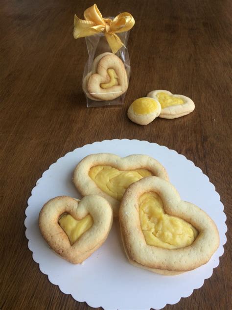 Friabili fuori e morbidi dentro, questi biscotti craquelé al limone senza glutine e senza lattosio sono anche poco zuccherati per cui risultano particolarmente leggeri anche se comunque golosi. Biscotti senza glutine con crema pasticcera al limone - La ...