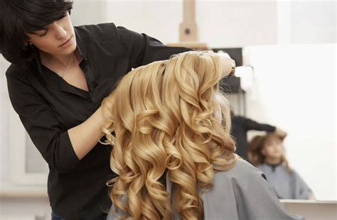 Für optimale ergebnisse bei locken mit glätteisen empfiehlt sich ein gerät, das sich auf 175° bis 185° grad erhitzt (z.b. Todo Imagen - Curso de peluqueria, estetica, maquillaje y uñas