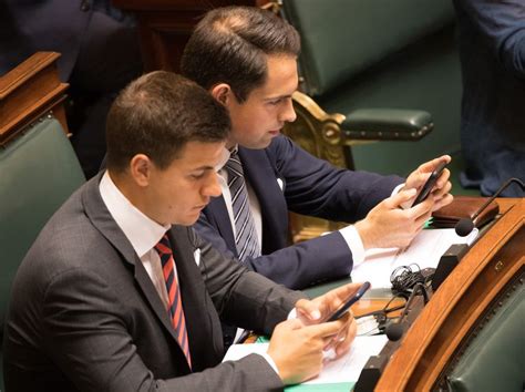 Jongste federaal parlementslid van belgië. Wetsvoorstel Vlaams Belang over taalwetgeving in leger ...