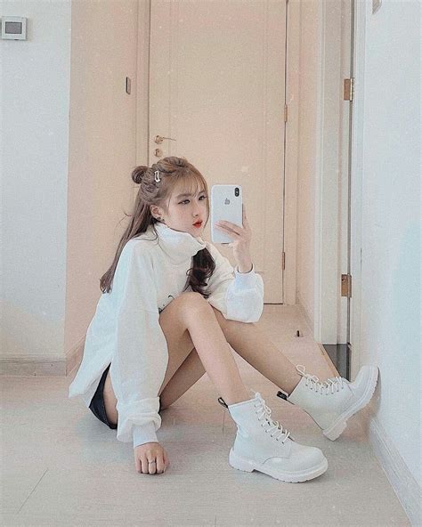 Lúc này, cô thay đổi phong cách từ nữ tính sang tomboy. Linhhuongtran | Thời trang, Instagram, Hình ảnh