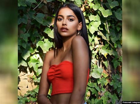 भ्रष्टावचार के नैतिक चरित्र को मोड़ता है। Film October Girl Banita Sandhu Hot And Sexy Pics Will ...
