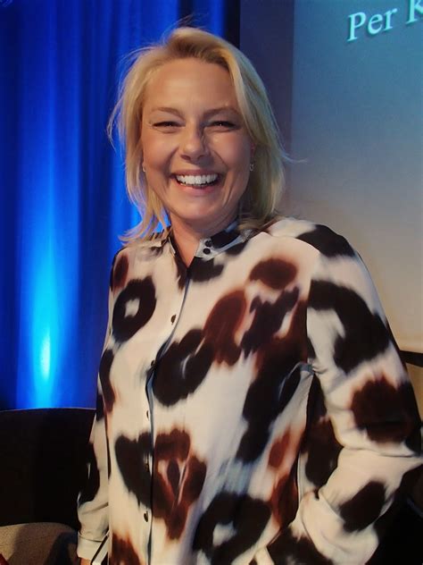 From an acting family, she began her career in 1982. Tidningen Kulturvinden: Julie - Ett stort litet drama med ...