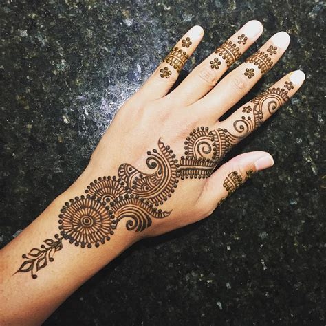 It is a very unique event in eve. Easy Mehandi Design Patch - Simple and Easy Mehndi Designs ...