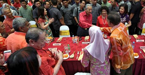 وان عزيزة بنت وان إسماعيل; Mahathir, Wan Azizah attend CNY 'open house'