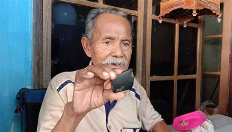 Kala itu, banyak yang mendatangi sang bocah dengan berharap agar penyakitnya bisa disembuhkan dengan cepat. 50 Tahun Tersimpan di Probolinggo, Pemilik Batu Gigi Petir ...