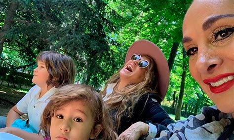 Ya no tiene contacto con otros familiares, no puede salir a caminar con la libertad de antes o ir a sus clases de pilates. La foto de familia de Paulina Rubio provoca el terrible ...