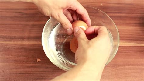 They come off with no effort. Boiled eggs from the microwave! - Lifehack - YouTube