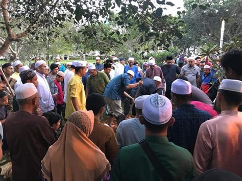 Tujuan dari khutbah jumat singkat ini supaya kita selalu teringat akan kematian dan hari akhir. Khatib rebah meninggal dunia, imam ganti teruskan bacaan ...