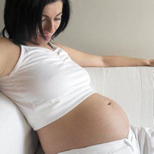 Enceinte de 5 mois, la prise de poids de la future maman se poursuit. 5 mois de grossesse - Famili.fr