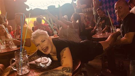 Während eines konzerts der partysängerin mia julia im bierkönig in el arenal auf mallorca taucht eine gruppe neonazis auf. Ballermann-Saison vorbei: Melanie Müller will nicht gehen ...