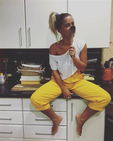 A neuza foi uma personagem que nasceu nas redes sociais. Inês Aires Pereira's Feet