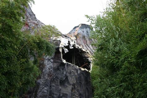 Die geisterbahn gehört zum festen stamm. Movie Park Germany baut Spannung für Neuheit 2014 auf