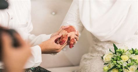 Jika kamu ingin mengetahui cara untuk melamar seorang wanita, lihatlah langkah 1 untuk memulai. Cara Berkawan Sebelum Berkahwin