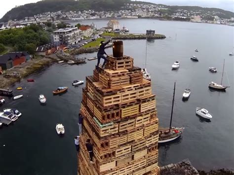 Både slinningsbålet og ungdommen som bygger har blitt kjendiser. Slinningsbålet festival in Norway - Business Insider