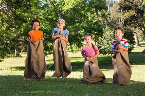 Deberás seleccionar el circuito que te gustaría llevar a cabo en la competencia, así como el automóvil que se utilizará en la carrera. Kinder beim Sackhüpfen im Park - Stockfotografie ...