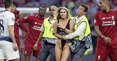 Die mannschaftsaufstellung beim champions league finale 2013 von unserem stadionsprecher stefan lehmann und uns it was the 2013 supercup final: Foto's: streaker scoort tijdens én na Champions League ...