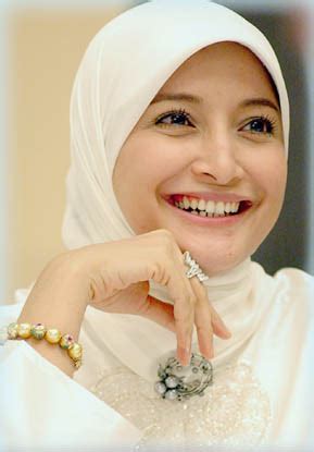 Unduh stok foto selebriti di stok agen fotografi terbaik dengan jutaan stok foto, gambar dan lukisan premium berkualitas tinggi bebas royalti dengan harga yang wajar. PANDAN WANGI: FOTO INNEKE KOESHERAWATI BERJILBAB
