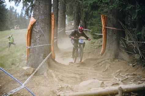 Könnyű és lélegző anyagból, ami elvezeti a verejtéket a. Magyar válogatott keret a Downhill Világbajnokságra ...