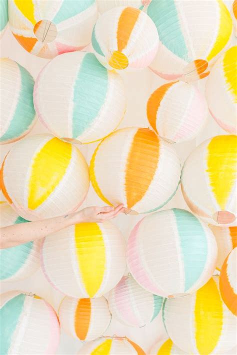 Light up balloon pool decoration diy harry. DIY Beach Ball Backdrop | Beach diy, Beach themed party ...