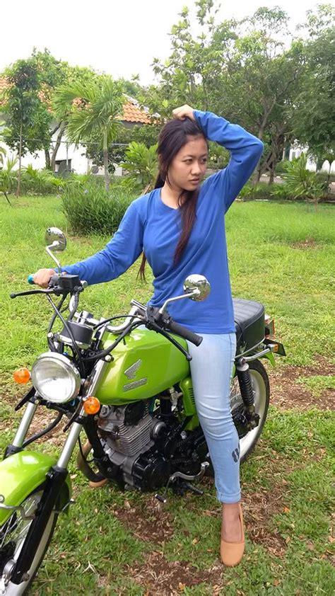 Mau lihat cewek2 diatas telanjang? Foto - Foto Cewek Cantik Dengan Motor CB Modifikasinya