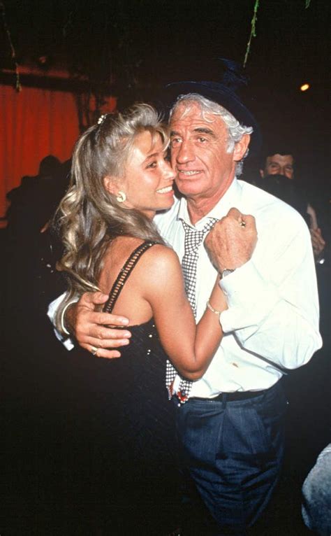 Les femmes cougars sont généralement définies par des femmes de 40 ans et plus qui préfèrent les hommes plus jeunes qu'elles. Épinglé sur belmondo