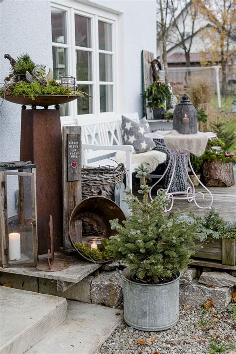 Gartenmöbel aus holz werden in der gleichen art von stücken hergestellt wie gartenmöbel aus anderen materialien. Weihnachtsdeko im Eingangsbereich, Pomponetti #eingang # ...