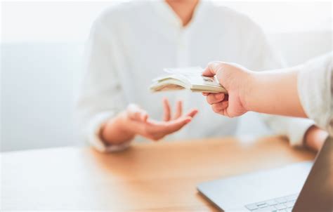 Egy gazdasági válság idején nem lehet automatkusan emeli a fizetéseket, még ha gyorsul is a drágulás üteme. Órabér 2021, napi minimálbér és heti minimálbér 2021-ben ...