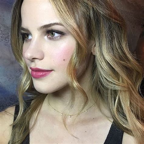 По книге стивена гейнса «просто холстон». Хелстон Сейдж (Halston Sage) в Instagram, 23/09/2016 ...