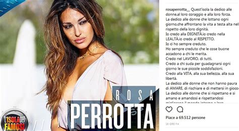 E' conosciuta per essere stata tronista di uomini e donne nella primavera del 2017; Rosa Perrotta all'Isola dei Famosi, il messaggio su ...