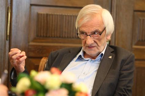 Zamiast tego, mam wrażenie, że pan terlecki mówi o tym, że chce stworzyć szkołę, w której jak pelikany młodzi ludzie będą łykać fake newsy produkowane przez telewizję publiczną. Ryszard Terlecki: stan nadzwyczajny może okazać się ...