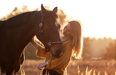 Maybe you would like to learn more about one of these? Mensch und Pferd im Sonnenuntergang in 2020 | Pferd ...