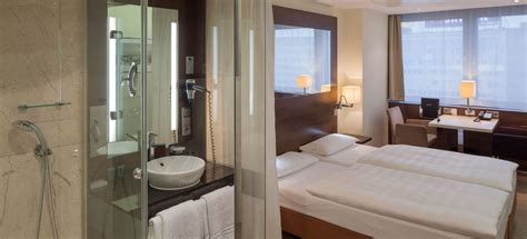 With its 150 meters in height, the building provides 1,012 rooms, making it the leading representative among berlin hotels for more than 40 years. Park Inn Berlin Alexanderplatz Standard Room - Park Inn by ...