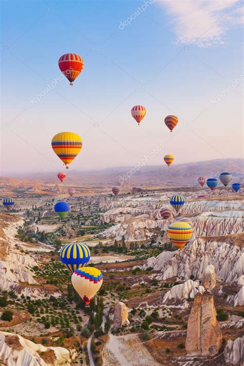 Een ballonvaart in cappadocië in turkije is bijzonder. hete luchtballon vliegen over Turkije van Cappadocië ...