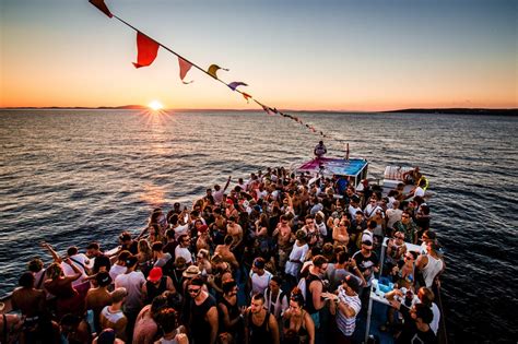 A short five minute drive from all of the. Sonus Festival Zrce Beach 15 - Zrce.eu