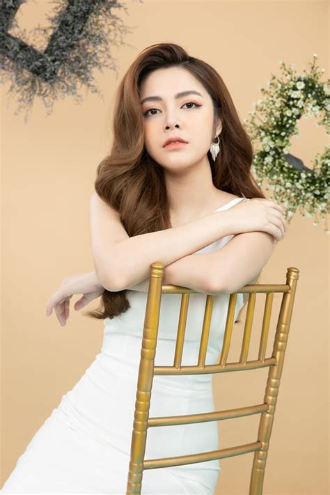 Cô sinh năm 1998, sở hữu chiều cao 1,68m, số đo nhiều người nhận ra anh thư từng đảm nhận vai phụ trong các dự án như: Cao Diệp Anh: hotgirl lên giường với Vũ trong Về Nhà Đi Con