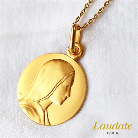 Découvrez la collection médailles de baptême de sanctis, spécialiste des médailles de baptême depuis 1830. Medaille bapteme garcon : Vierge douce - Laudate