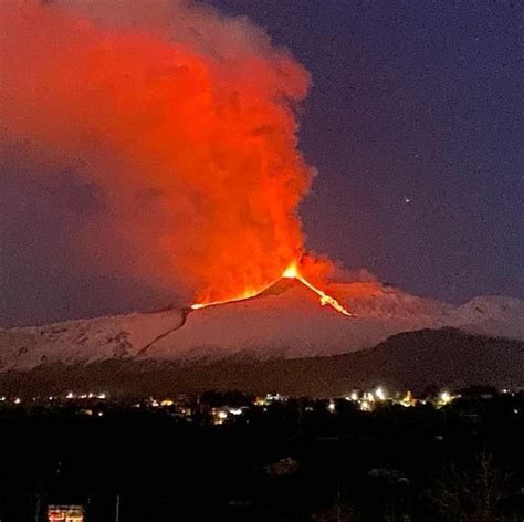 Tra le decine di scosse di terremoto, ieri sera alle 20:26 l'istituto nazionale di geofisica e vulcanologia (ingv) ne ha registrata una di magnitudo 4 con ipocentro a soli 2 km di profondità ed epicentro 7 km a. Terremoto Sicilia, il vulcanologo: "L'Etna non c'entra ...