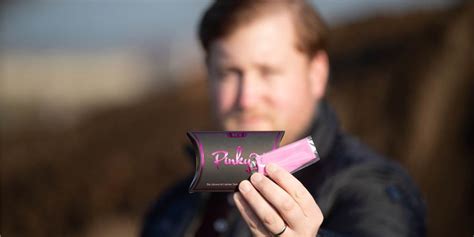 Mit ihren pinky gloves wollen sie frauen ermöglichen, ihre tampons hygienisch zu entfernen und dann auch diskret zu entsorgen. Bundeswehrsoldat aus Olfen hat Hygieneprodukt für Frauen entwickelt