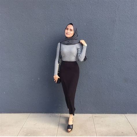 Dengan bertelanjang dada dia kemudian mengambil kepala saya dengan lembut dan ditariknya agar rebah di pangkuannya dan setelah saya rebah dengan kepala tepat berada di pangkuannya. artis-malaysia.tumblr.com - Tumbex