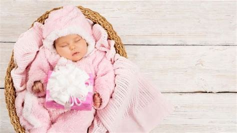 Temukan nama bayi beserta arti nama nan indah berawalan huruf l untuk dijadikan gabungan rangkaian nama perempuan terbaik bagi sang buah hati tercinta. 40 Nama Bayi Perempuan Cantik Berawalan Huruf R