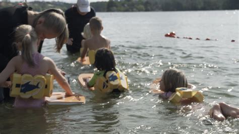 Små grodorna små grodorna, små grodorna är lustiga att se. Jobba som Simlärare i Sommar - Simskolan Små Grodorna